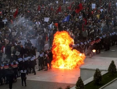 Xάος στην Αλβανία: Οργισμένοι διαδηλωτές πυρπολούν εκλογικά τμήματα (βίντεο)